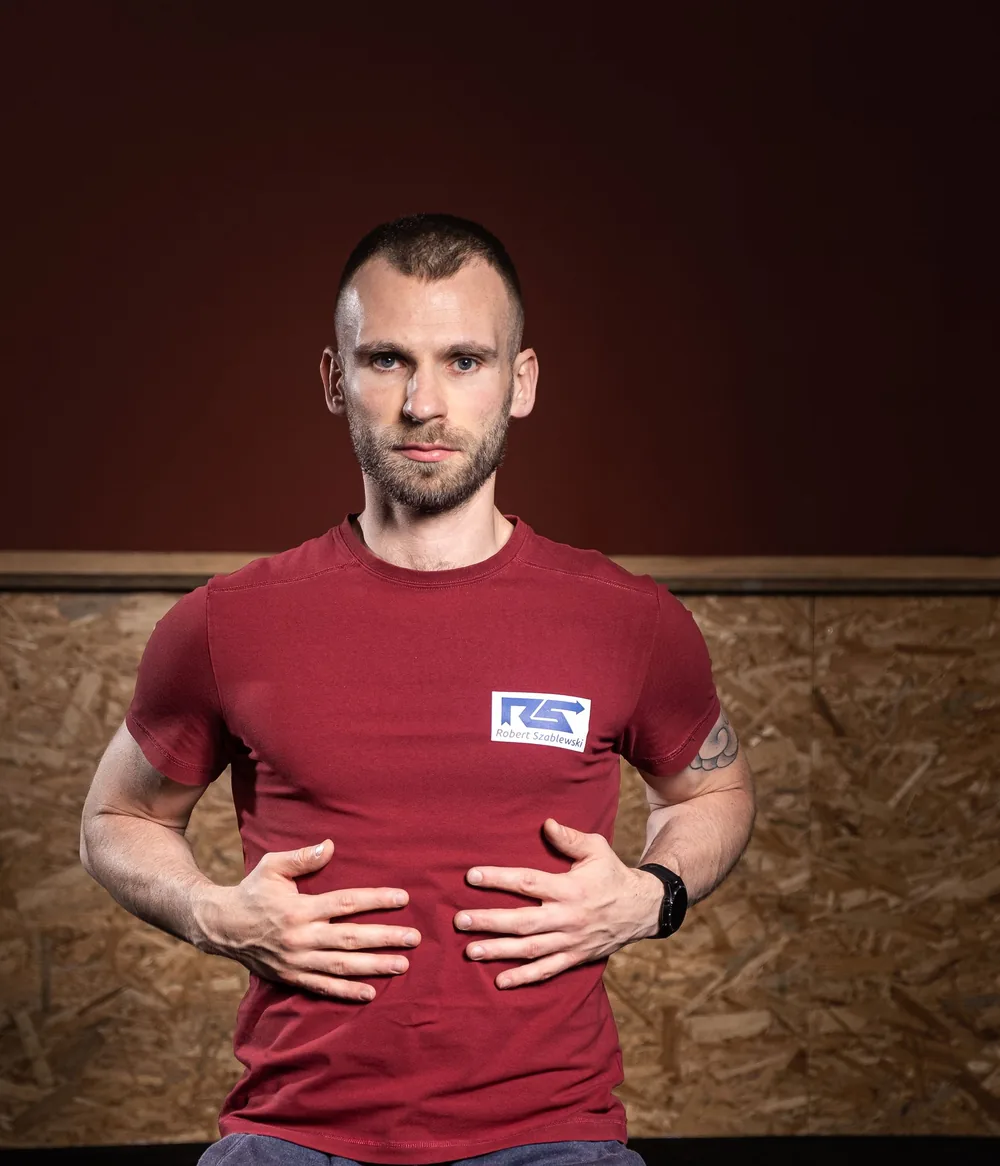 Robert Szablewski podczas ćwiczenia oddechowego